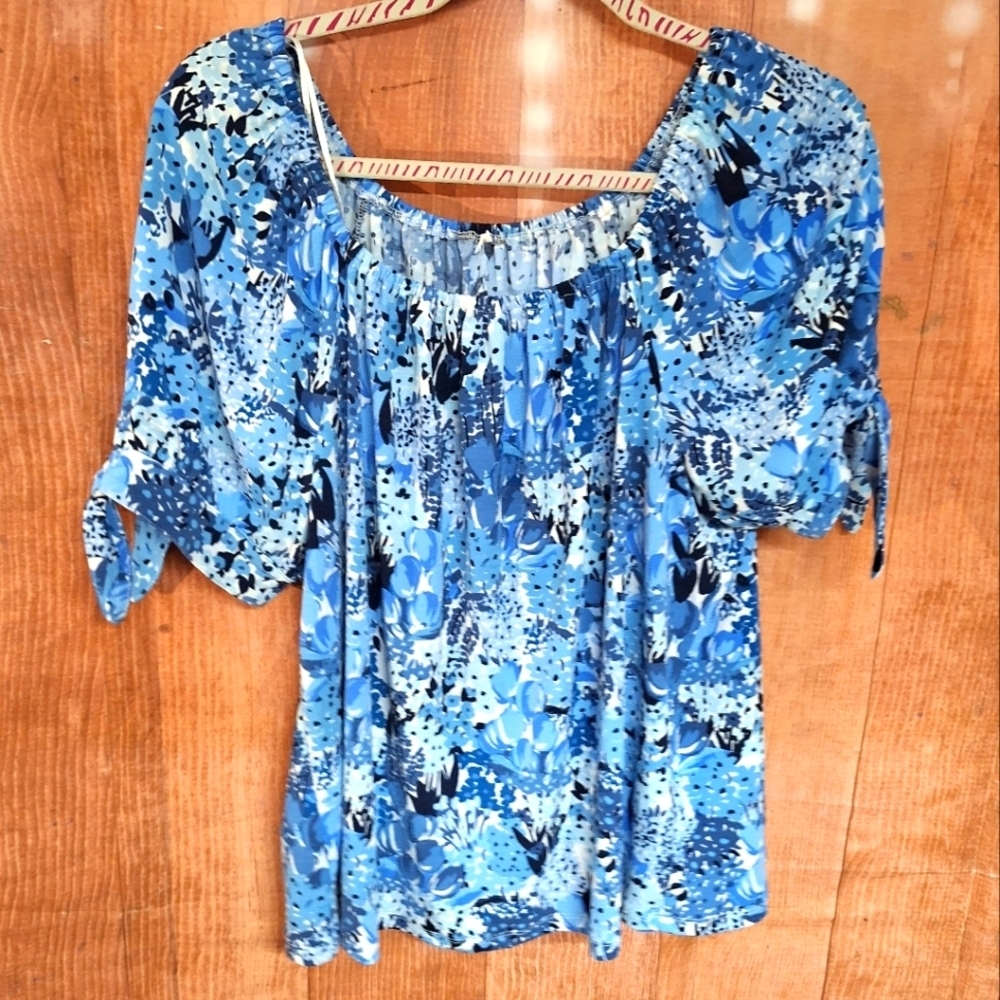 BLUE FLORAL PRINT BLOUSE SIZE LARGE
